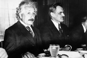 Albert Einstein y Arthur Compton en la Universidad de Chicago, 1940. Créditos: Keystone/Getty Images