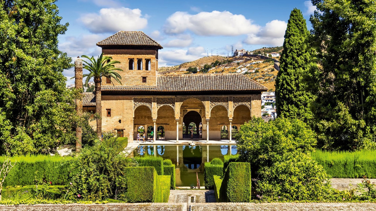
         Sobre la Mezquita Mayor y el Palacio del Partal de la Alhambra 
    