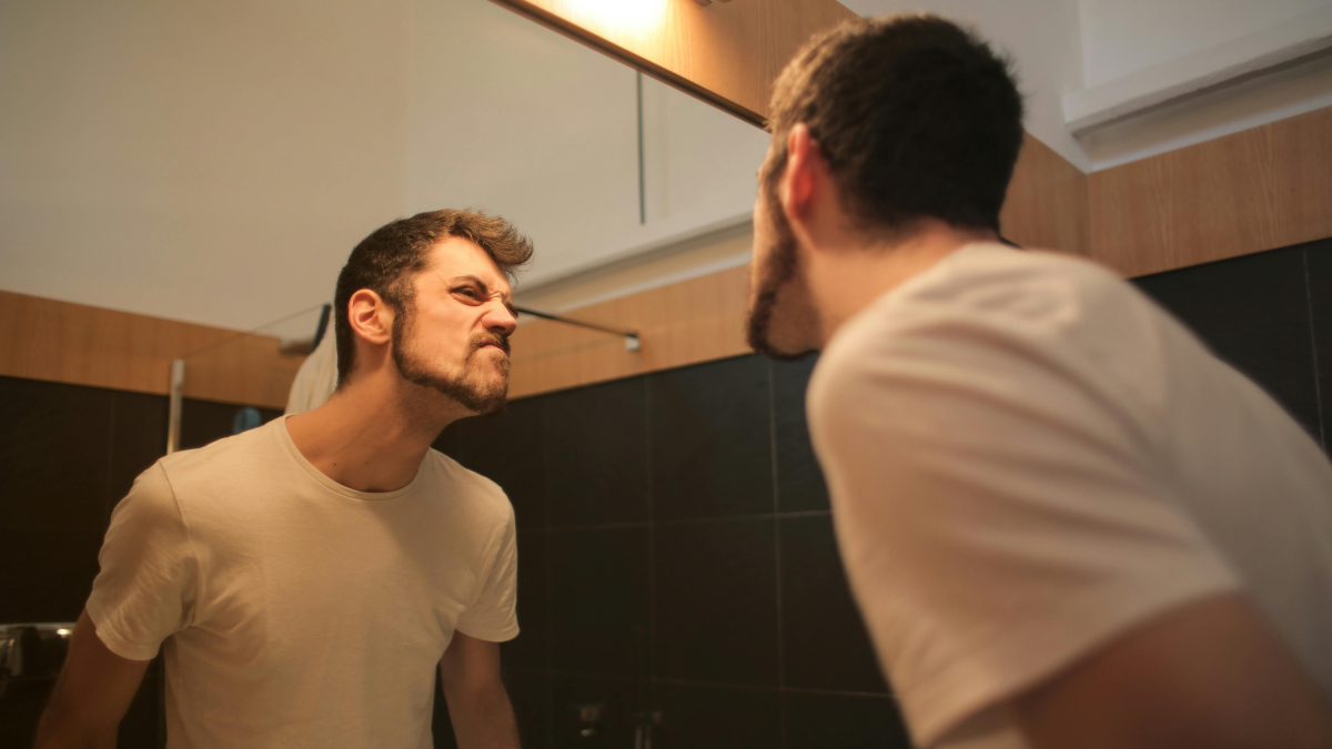 
        ¿Quién se mira más al espejo, según los expertos: hombres o mujeres?
    