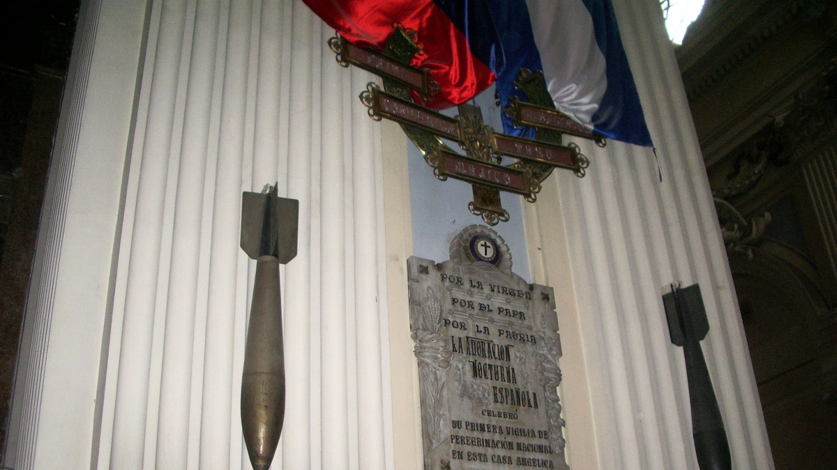 
        Esta iglesia española expone dos bombas de la guerra civil entre santos y vírgenes
    