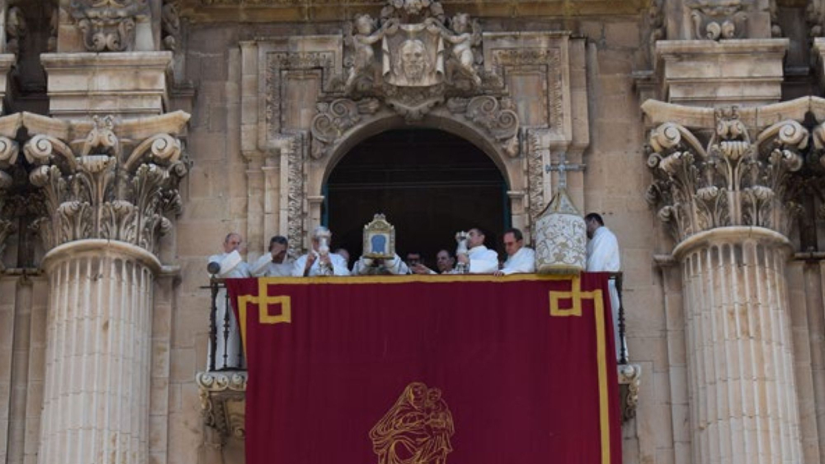 
        ¿Cuándo se exhibe el Santo Rostro de la Catedral de Jaén?
    