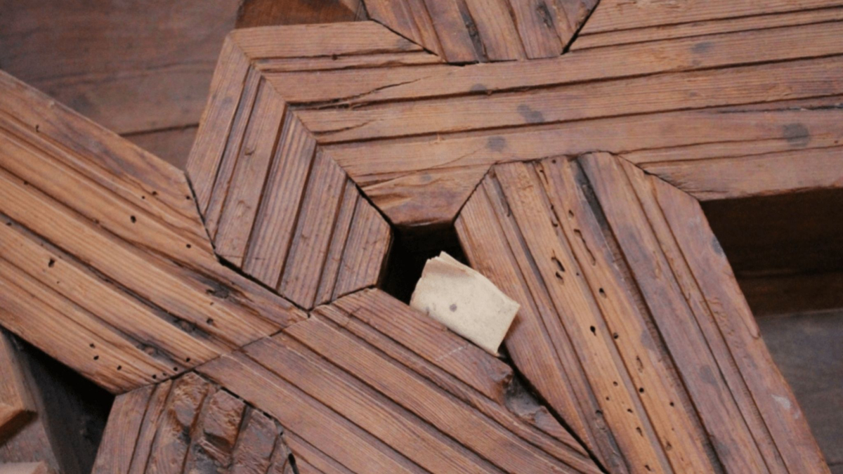 
        Esta carta de amor estuvo escondida casi 100 años en la pared de una iglesia española desaparecida
    