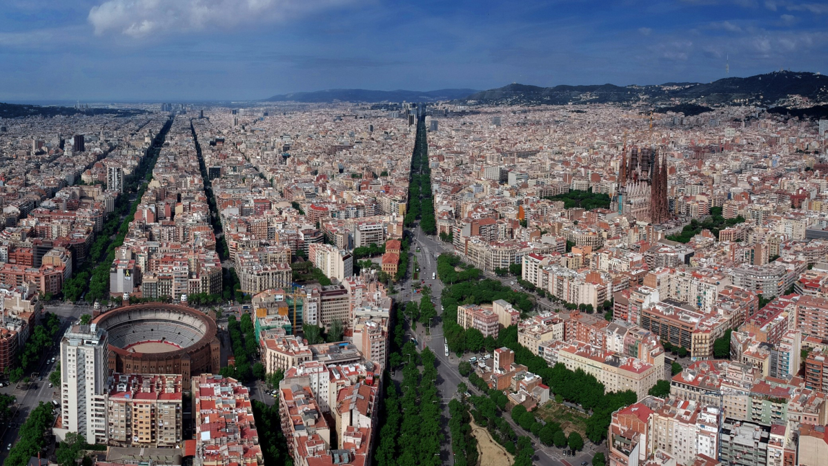 
        La calle más ancha de España está en Barcelona
    