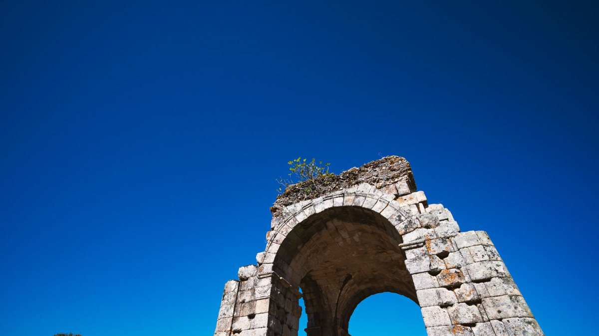 
        Entre ruinas y leyendas: el misterioso encanto de Cáparra, la ciudad romana olvidada en España
    