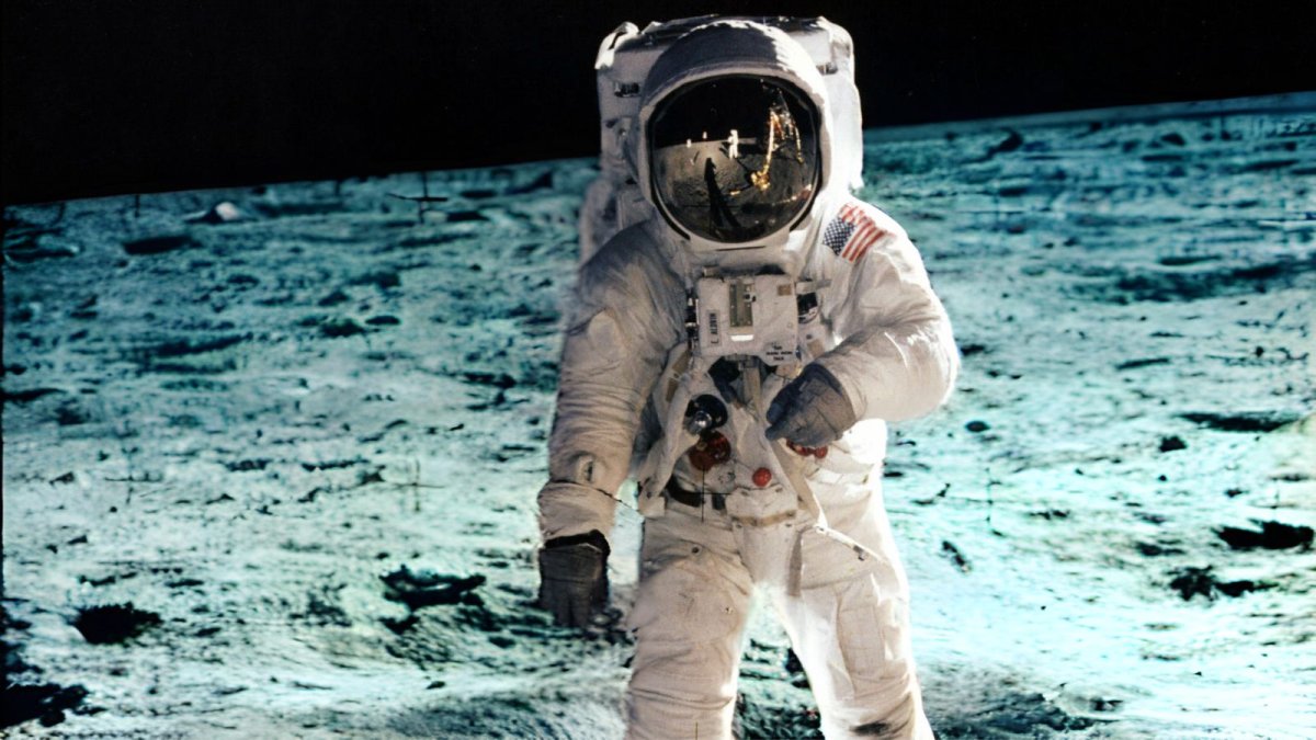 
                Conspiración lunar: 50 hipótesis por las que podríamos no haber ido a la Luna
            