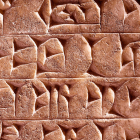 Detalle de un muro decorado con escritura cuneiforme tallada en piedra. Foto: SHUTTERSTOCK
