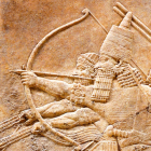 Antiguo bajorrelieve asirio con una escena de caza real de leones. Palacio de Nínive