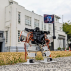 Estudiantes de Hong Kong construyen el robot humanoide más pequeño del mundo.