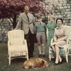 Familia Real británica en los jardines de Windsor en 1959