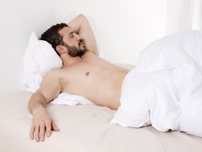 Dormir tapado con mantas pesadas es bueno para tu salud mental