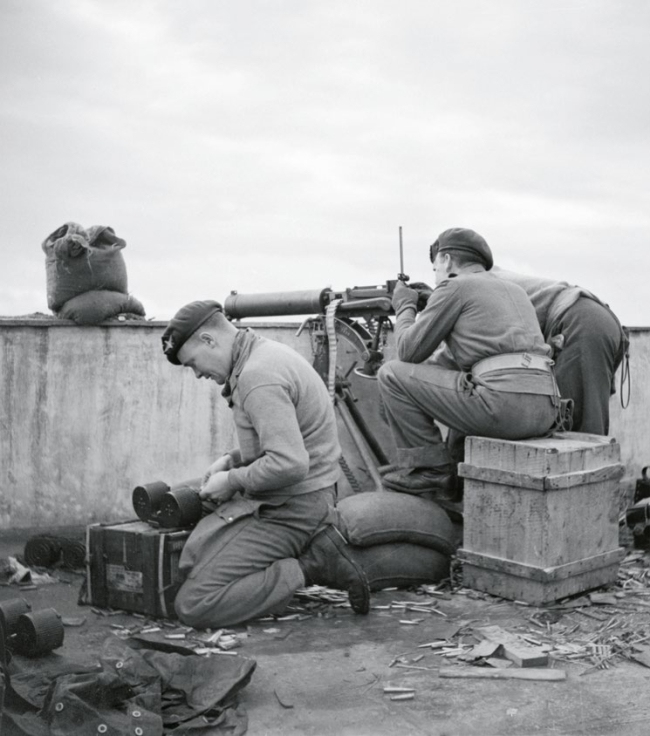 Soldados británicos desde un tejado en Atenas
