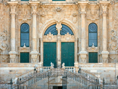 Arco con parteluz de la calle central