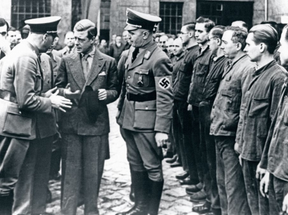 El duque de Windsor durante su visita a unos talleres del Frente del Trabajo —una organización nazi— en Dresde, Alemania, el 20 de octubre de 1937. Ese viaje le persiguió toda su vida. Foto: Getty.