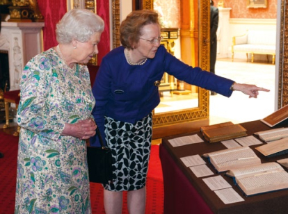 Isabel II observa diarios de la reina Victoria