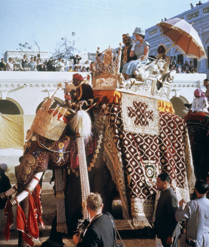 Isabel II en Benarés a lomos de un elefante (1961)