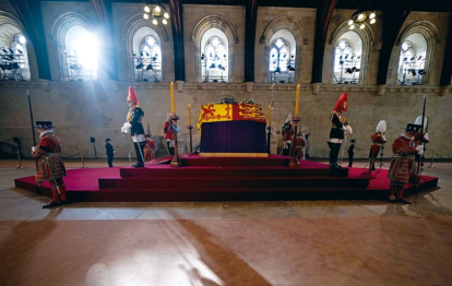 Isabel II yace en el palacio de Westminster