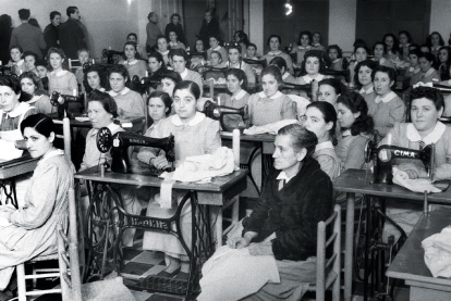 Grupo de reclusas en el taller de costura de la cárcel de Ventas