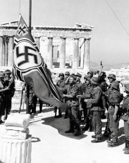Tropas alemanas alzan la bandera de la esvástica en la Acrópolis