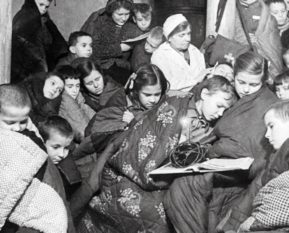 Personas en refugio antiaéreo durante el sitio de Leningrado