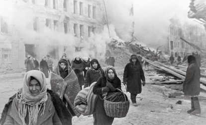 Población civil después de bombardeos en Leningrado