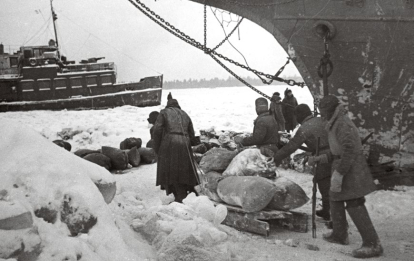 Escena del lago Ládoga por completo congelado, en 1942. El Ejército Rojo proporcionaba suministros a Leningrado a través de él, en los inviernos entre 1941 y 1943. Foto: Getty.