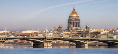 Vista del río Neva en San Petersburgo