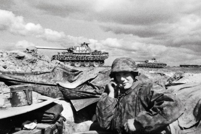 Soldado de las Waffen SS camuflado en la línea Panther en el Frente Oriental