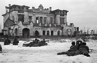 Ametralladoras soviéticas en la estación de tren de Pushkin