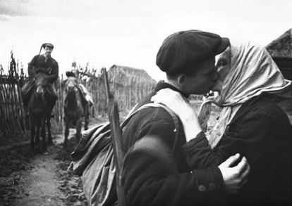 Un joven despide a su madre para unirse a los partisanos