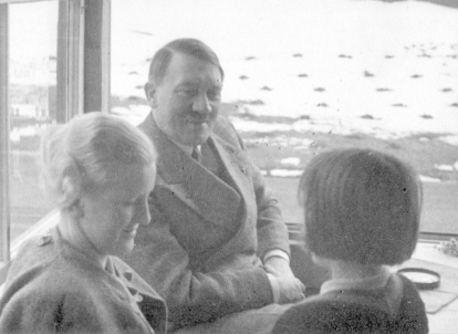 Hitler tomando té con Eva Braun