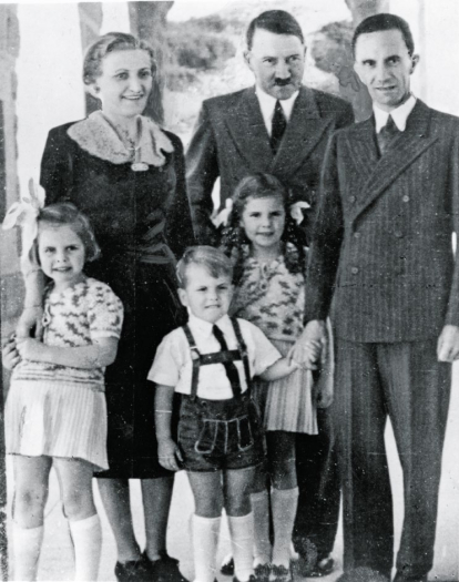 Hitler con Goebbels, su mujer y sus tres hijos