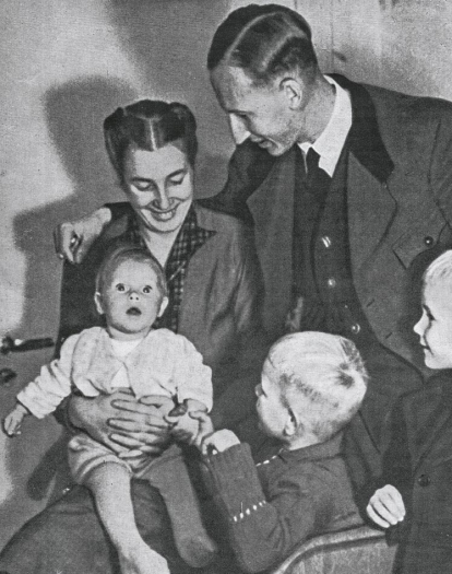 Lina con Heydrich y sus hijos