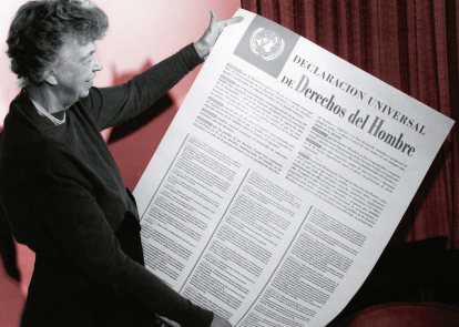 Eleanor Roosevelt con la Declaración de Derechos del Hombre