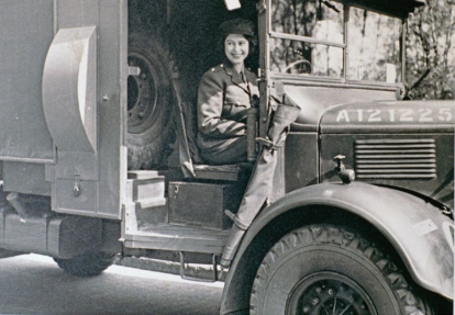 La princesa Isabel conduciendo una ambulancia durante su servicio en la ATS