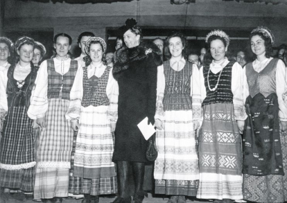 Eleanor Roosevelt visitando el campo de Zeilsheim en Alemania