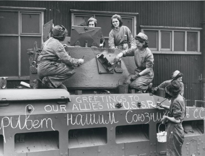 Mujeres británicas trabajando en un tanque con destino a Rusia
