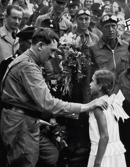 Hitler saluda a una niña en 1932