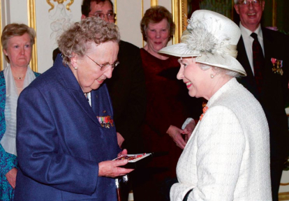 Cecile Pearl Witherington con Isabel II