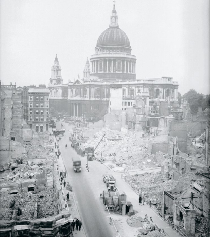 Ruinas de los edificios bombardeados en Londres