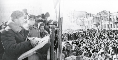 Alexander Rodímtsev en un mitin en Stalingrado