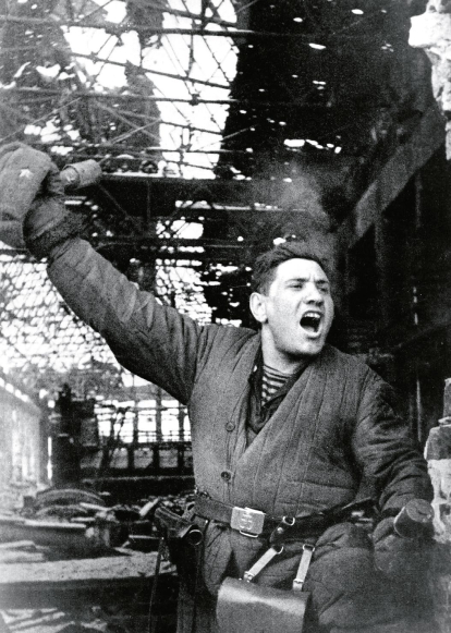 Soldado soviético animando a sus camaradas en Stalingrado