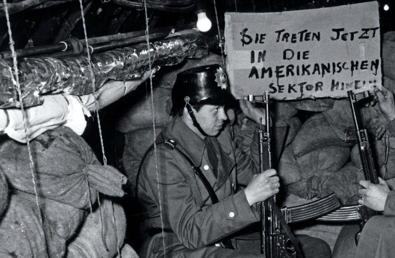 網頁設計 Momento en que se descubrió el túnel excavado en Berlín por los estadounidenses para espiar a la RDA.